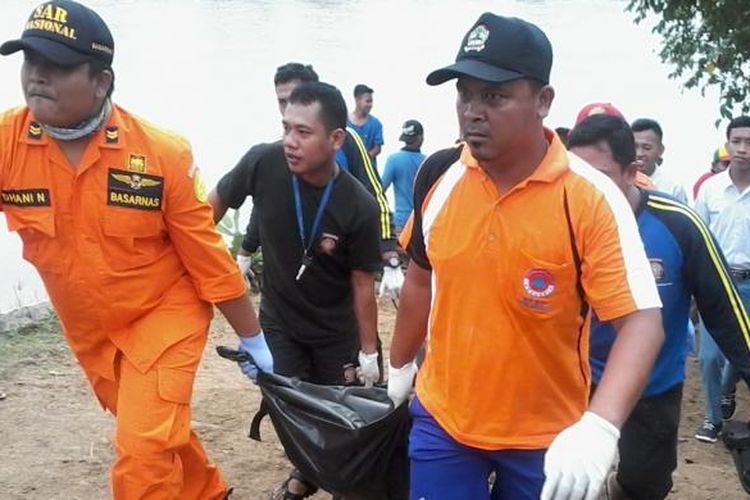 Tim SAR saat melakukan evakuasi jenasah korban tenggelam di Bendungan Welahan,  Jepara,  Senin (6/3/2017) pagi. 
