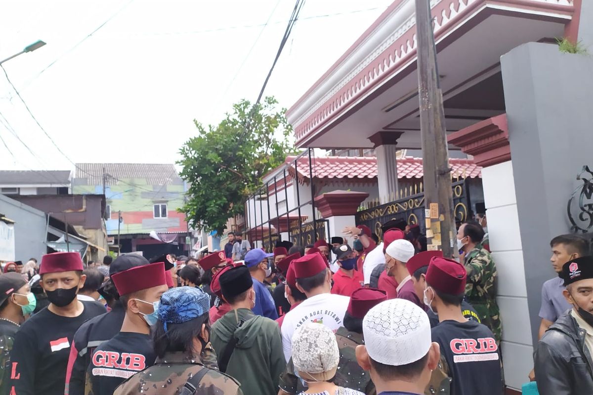 Rumah duka politikus senior Abraham Lunggana, atau biasa dikenal sebagai Haji Lulung, dipadati pelayat.   Haji Lulung dikabarkan meninggal dunia pada Selasa (14/12/2021) pukul 10.51 WIB di Rumah Sakit Harapan Kita, Jakarta.