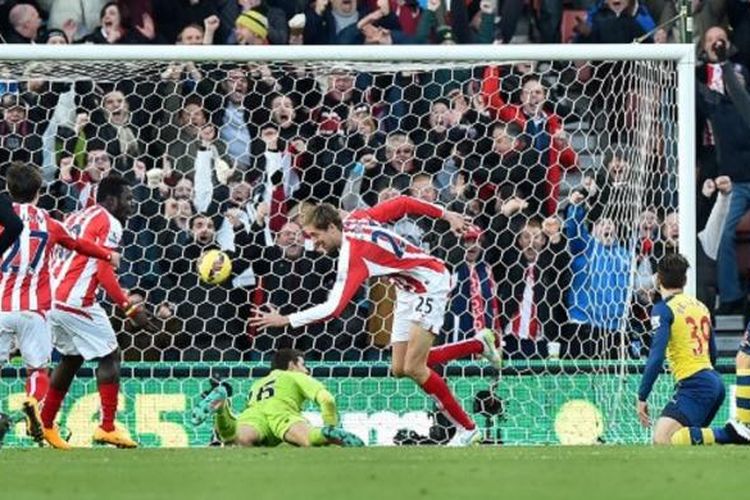 Ekspresi penyerang Stoke City Peter Crouch (tengah, nomor 25) setelah mencetak gol ke gawang Arsenal, pada pertandingan Premier League, di Britannia Stadium, Stoke on Trent, Sabtu (6/12/2014).