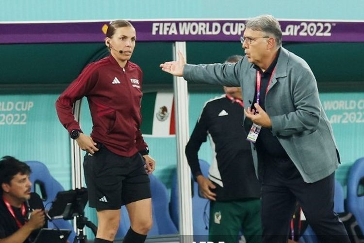 Wasit perempuan asal Perancis, Stephanie Frappart, berdiskusi dengan pelatih timnas Meksiko, Gerardo Martino, dalam laga Grup C Piala Dunia 2022 melaan Polandia di Stadion 974, Doha, Qatar, 22 November 2022.
