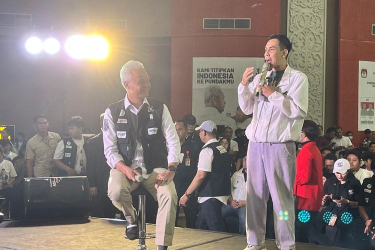 Calon presiden nomor urut 3, Ganjar Pranowo bertemu dengan ribuan anak muda dalam acara bertahuk Sehari Bersama Ganjar (Sejajar) di Gedung Pontianak Convention Center (PCC), Kalimantan Barat (Kalbar).