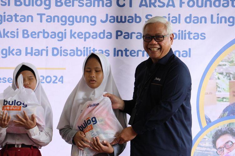 Direktur Human Capital Bulog Sudarsono Hardjosoekarto menyerahkan 500 paket secara langsung kepada penyandang disabilitas di Jakarta, Selasa (3/12/2024).