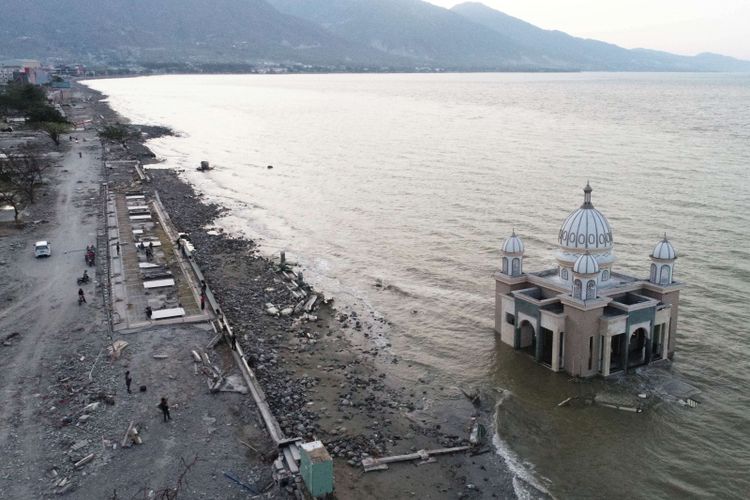 Kondisi Masjid Arqam Bab Al Rahman atau Masjid Terapung di Pantai Talise, Palu, Sulawesi Tengah, mengalami kerusakan akibat gempa dan Tsunami, Rabu (3/10/2018).