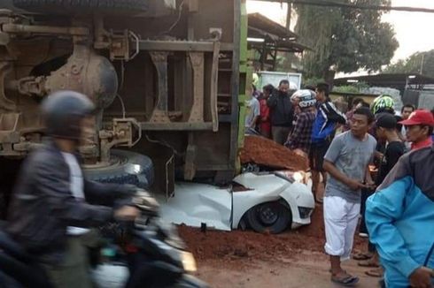 Sebelum Oleng dan Timpa Mobil Sigra, Sopir Truk Tanah Sempat Hindari Razia