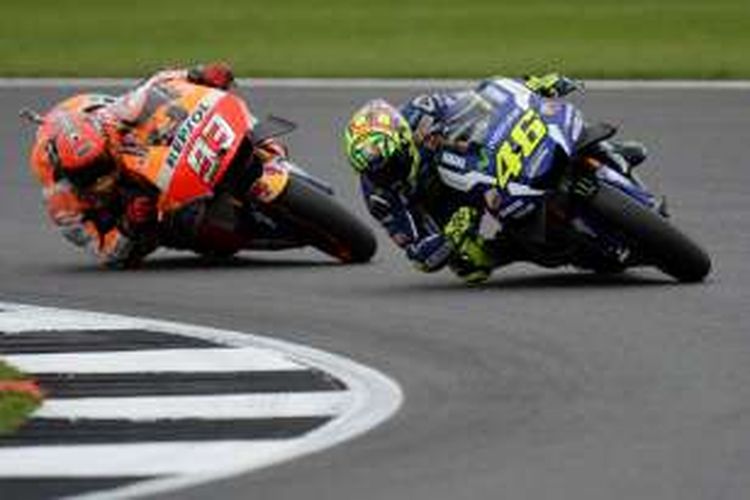 Pebalap Movistar Yamaha asal Italia, Valentino Rossi (kanan), dan pebalap Repsol Honda asal Spanyol, Marc Marquez, bersaing pada balapan GP Inggris di Sirkuit Silverstone, Minggu (4/9/2016).