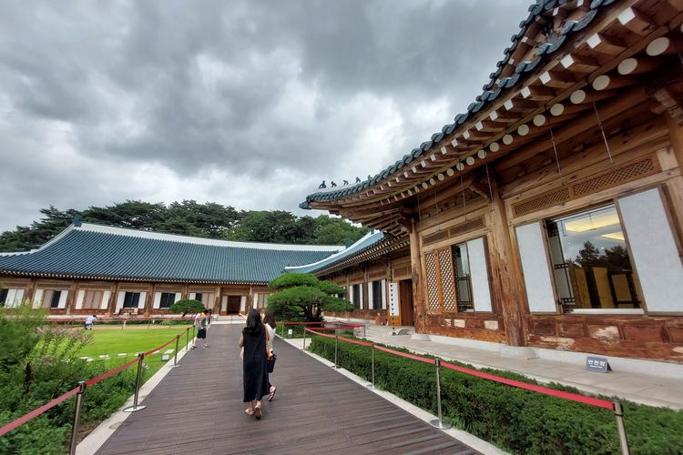 Tempat tinggal Presiden Korea Selatan dan keluarga, Cheongwadae atau juga dikenal dengan sebutan Blue House