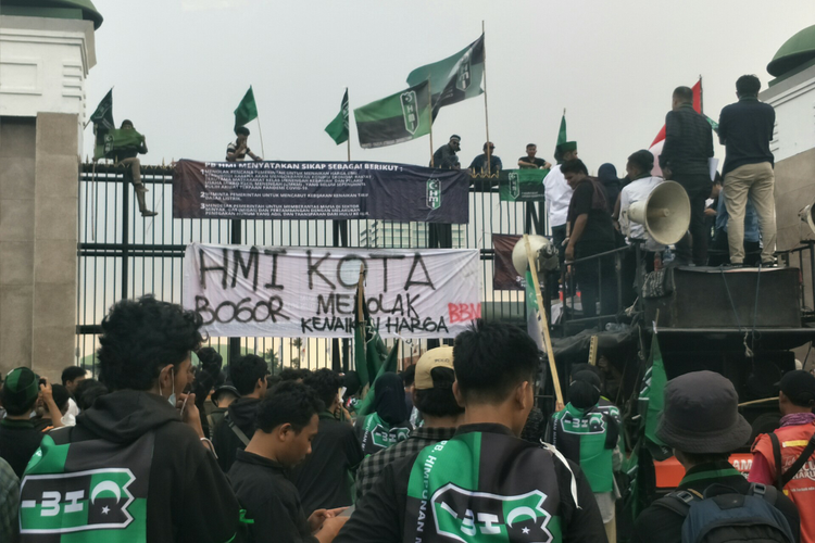 Massa dari organisasi Himpunan Mahasiswa Islam (HMI) menggelar aksi demonstrasi di depan Gedung DPR/MPR, Jakarta Pusat, untuk menolak rencana kenaikan harga BBM, Senin (29/8/2022).