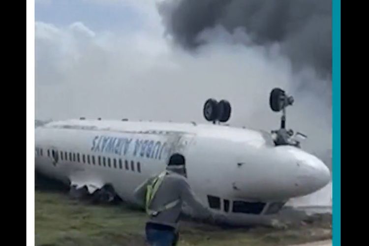 Tangkapan layar dari video pesawat terbalik saat mendarat di Somalia. Insiden pesawat dari maskapai Jubba Airways ini terjadi di bandara internasional Aden Adde, ibu kota Somalia, Mogadishu, Senin (18/7/2022). Pesawat membawa sekitar 30 orang, semuanya dapat melarikan diri.
