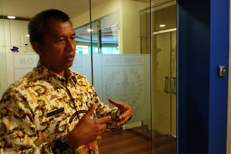 Kepala Dinas Komunikasi dan Informatika Kota Depok, Sidik Mulyono ditemui wartawan di Ruangan Crisis Center Virus Corona, Balaikota Depok, Jawa Barat, Kamis (5/3/2020).