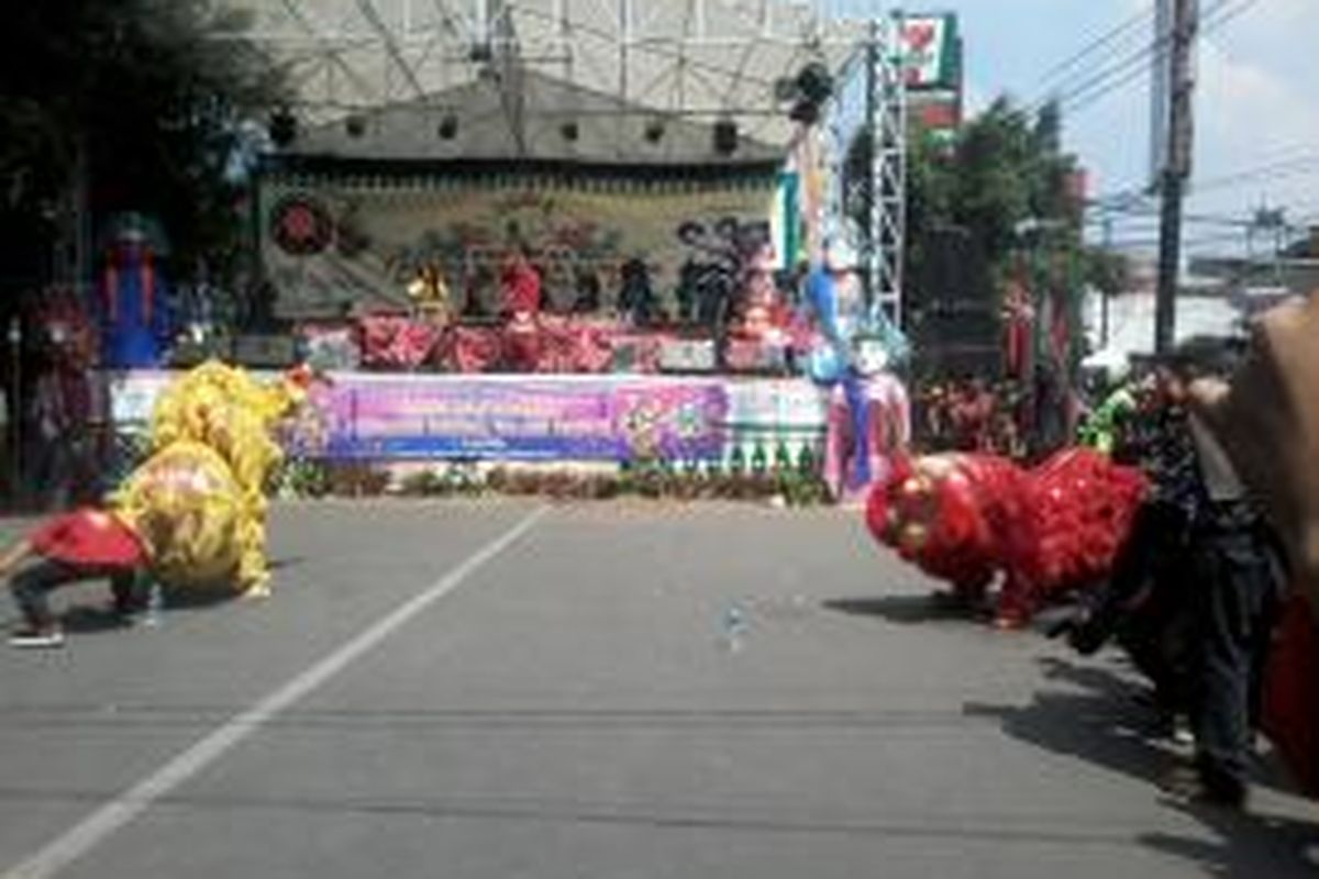 Pertunjukan barongsai pada Festival Palang Pintu IX di Jl Kemang Raya, Jakarta Selatan, Minggu (8/6/2014).