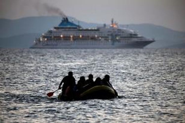 Para migran asal Suriah tiba di pesisir Pulau Kos, Yunani sebelum melanjutkan perjalanan menuju negara-negara Eropa yang lebih makmur seperti Jerman dan Belanda.