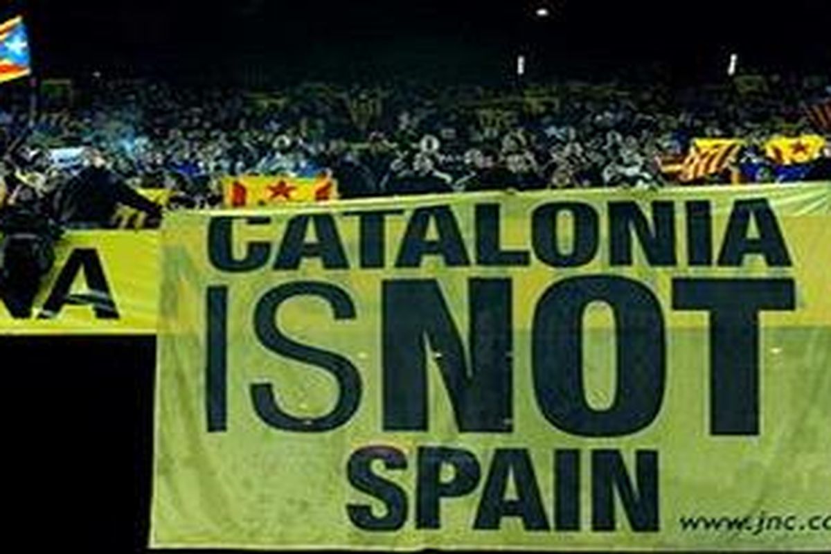 Suporter Barcelona membentangkan spanduk bahwa Catalonia (daerah tempat Barcelona berada) bukn Spanyol. Ini salah satu ekspresi separatisme Catalonia yang ikut membumbui Derbi El Clasico.