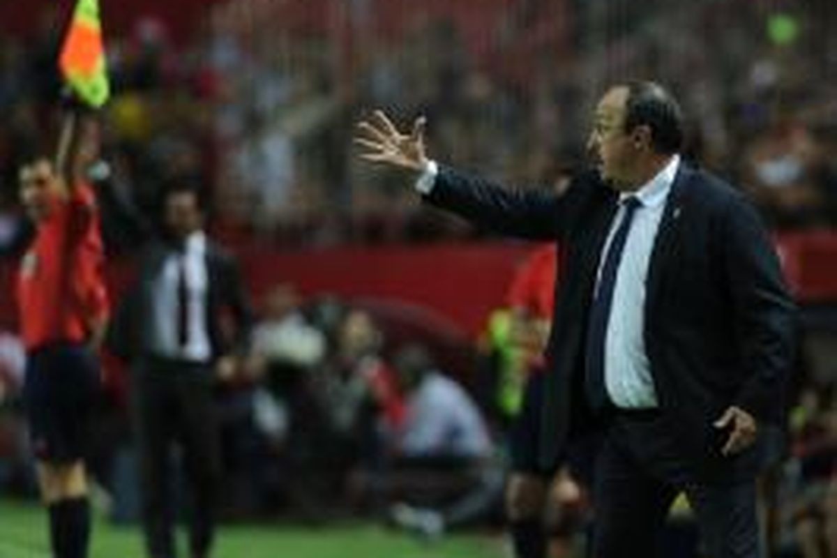 Pelatih Real Madrid, Rafael Benitez, memberikan instruksi kepada para pemainnya saat menghadapi Sevilla pada lanjutan Divisi Primera La Liga di Stadion Ramon Sanchez Pizjuan, Minggu (8/11/2015). Pada laga itu, Real Madrid kalah 2-3.