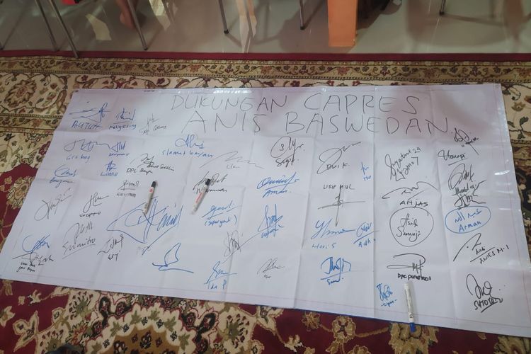 para anggota membubuhkan tanda tangan bersama yang disaksikan oleh Jajaran Dewan Pimpinan Tingkat Daerah (DPTD) PKS Purworejo sebagai komitmen dukungan kepada Anies Baswedan 