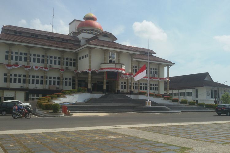 Pengibaran bendera setengah tiang di Balaikota Pangkal Pinang, Senin (30/9/2019).