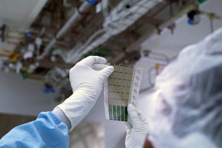 Lembaran sel surya ultralight yang berhasil dikembangkan oleh para ilmuwan MIT. Lembaran sel surya ini dapat dipasang di mana saja dengan produksi daya yang lebih besar. 
