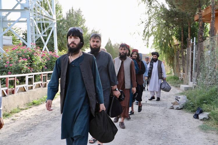 Para tahanan Taliban yang baru saja dibebaskan Afghanistan, berjalan di penjara Pul-e-Charkhi, Kabul, pada Kamis (13/8/2020).