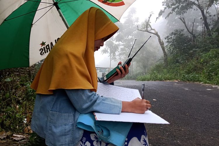 Suasana Hijrah (22), kuliah daring di tepi jalan, Dusun Tabbuakang, Desa Kahayya, Kecamatan Kindang,  Kabupaten Bulukumba, Sulawesi Selatan.