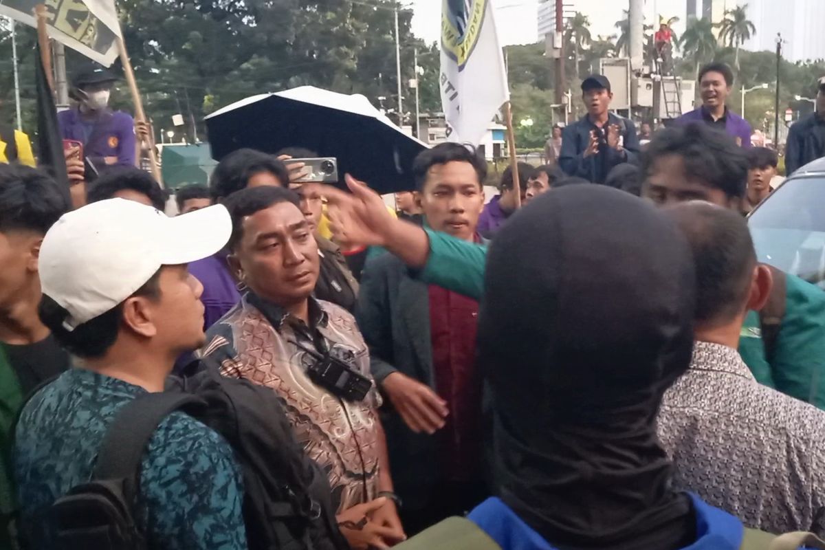 Momen Dua Polisi Sempat Dikepung Mahasiswa Aksi Tolak PPN 12 Persen di Jakarta