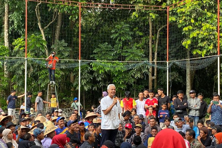 Calon presiden nomor urut 3 Ganjar Pranowo saat ngobrol bersama petani di Dusun Gunung Bakal, Desa Sumberarum, Magelang, Minggu (17/12/2023). 