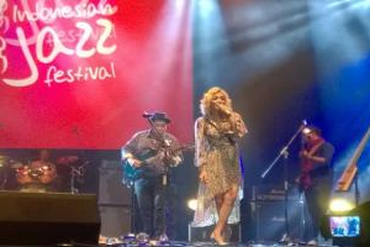 Syaharani and Queenfireworks (ESQI:EF)ketika tampil di main stage Indonesian Jazz Festival 2015 di Istora, Senayan, Jakarta Pusat, Sabtu (29/8/2015)