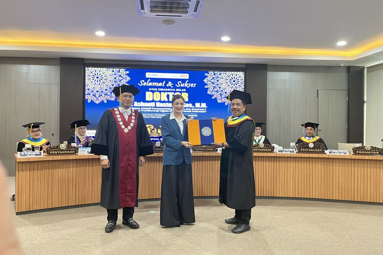 Perjuangan Ashanty Raih Doktor Unair: 4 Judul Disertasi Ditolak, 300 Kali Disuntik di RS