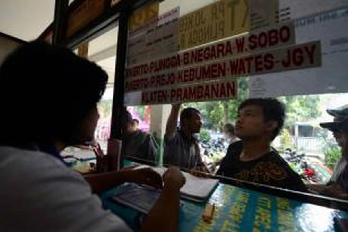 Calon penumpang mencari tiket bus tujuan Jawa Tengah di agen penjualan di Terminal Lebak Bulus, Jakarta Selatan, Jumat (2/8/2013). 