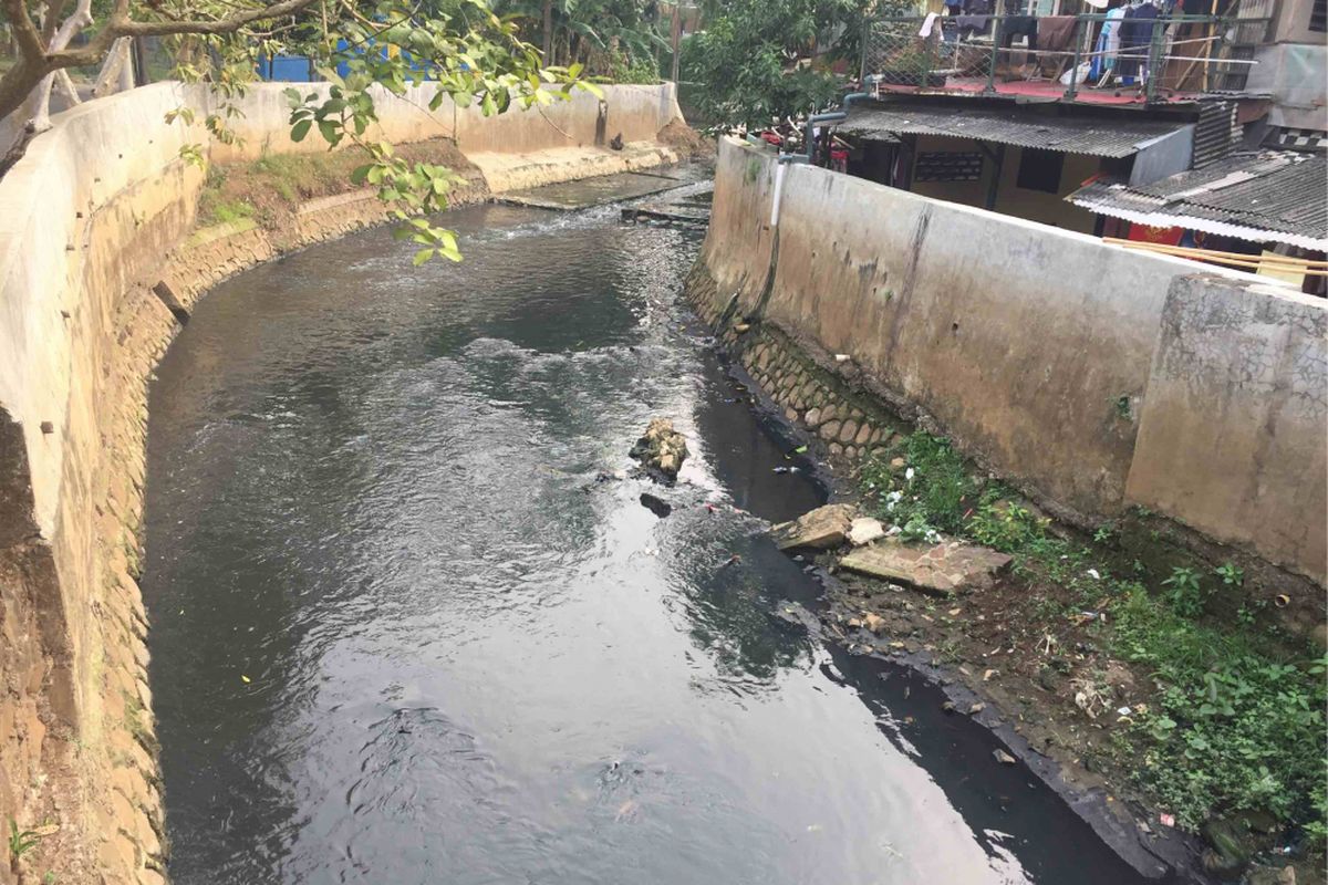 Kali berwarna hitam menyambut kedatangan Kompas.com di Kali Mampang yang berada di Komplek Kemang Timur, Jakarta Selatan, Kamis (26/7/2018). Dari pantauan Kompas.com di lokasi, kali tersebut tampak dangkal karena dipenuhi endapan lumpur.