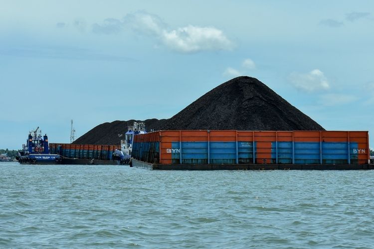 Ilustrasi pengangkutan batu bara dengan kapal.