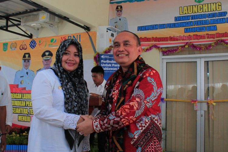 Bupati NTB Indah Damayanti Putri berjabatan tangan dengan Staf Ahli Menteri Bidang Hubungan Antar Lembaga Kemnaker Bapak R. Irianto Simbolon dalam acara peresmian layanan terpadu satu atap (LTSA) di Kabupaten Bima, Provinsi Nusa Tenggara Barat, Rabu (21/2/2019).