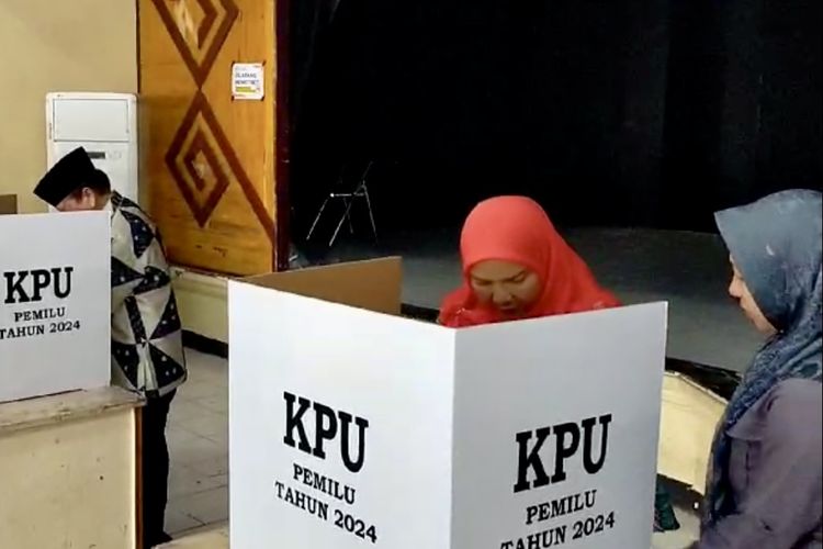 Momen ajudan Wali Kota Bandar Lampung, Eva Dwiana masuk ke area pemungutan suara membawa surat suara pengganti, Rabu (14/2/2024).