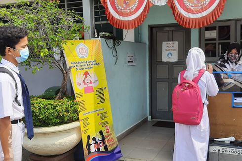 Prokes Pulang Sekolah di SMP Corpatarin Jaktim, Siswa Antre Cuci Tangan dan Cek Suhu