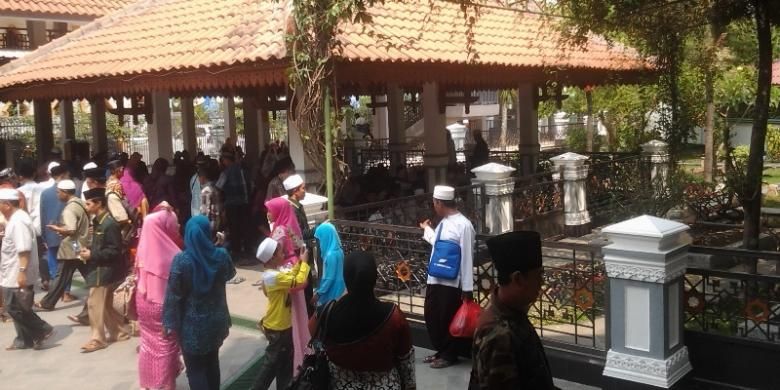 Para peserta dan penggembira Muktamar Nahdlatul Ulama ke-33 menyempatkan diri untuk melakukan ziarah ke makam Abdurahman Wahid atau Gus Dur di Jombang, Jawa Timur.