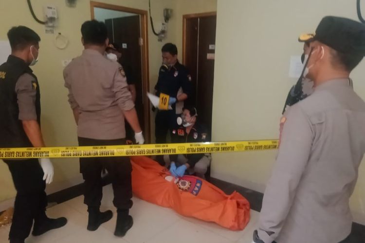 Mayat mahasiswi yang dievakuasi polisi dan tim Dokpol Biddokkes Polda Sulsel dari dalam kamar kosnya di Jalan Atirah 3, Kecamatan Panakkukang, Kota Makassar, Sulsel, pada Kamis (21/9/2023) pagi tadi.