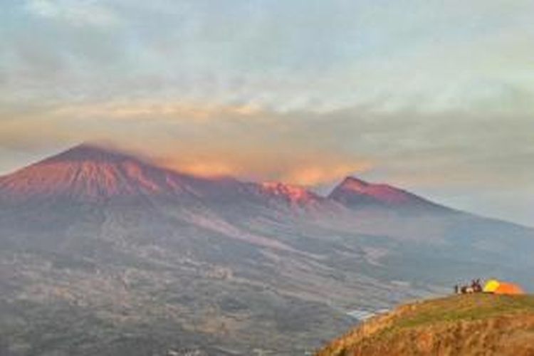 Pemadangan Gunung Rinjani dari Bukit Pergasingan, di Desa Sembalun Lawang, Lombok Timur. Foto diambil dengan kamera smartphone
