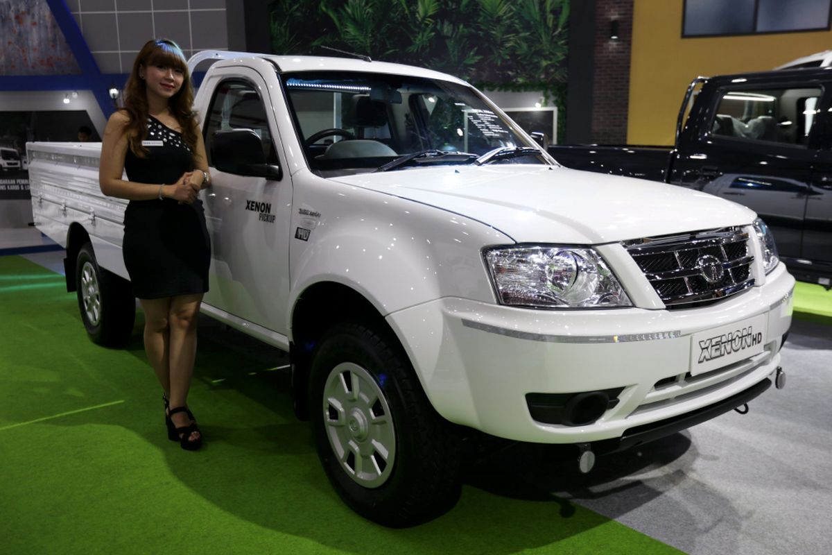 Sales promotion girl berpose di samping Tata Xenon HD saat ajang Indonesia International Motor Show (IIMS) 2017 di JI Expo, Kemayoran, Jakarta, Jumat (28/4/2017). Ajang pameran otomotif terbesar di Indonesia ini akan berlangsung hingga 7 Mei mendatang.