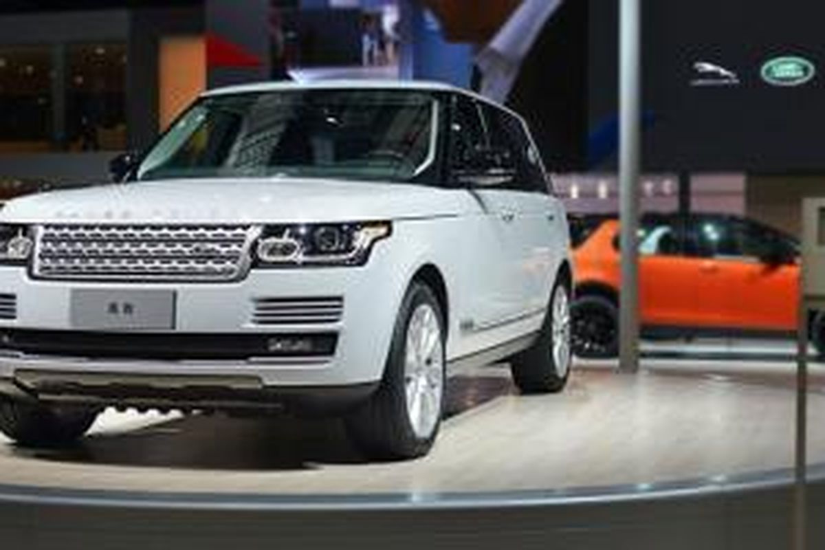 Unit bersejarah bagi produksi Land Rover dipajang di Shanghai Auto Show 2015.