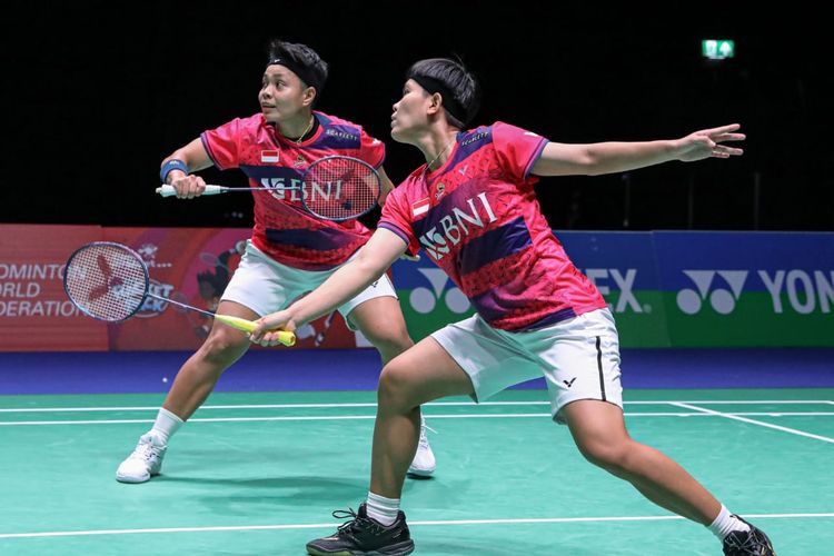 Pasangan ganda putri Indonesia Apriyani Rahayu/Siti Fadia Silva Ramadhanti melaju ke semifinal Swiss Open 2023 seusai membekuk wakil China, Li Yi Jing/Luo Xu Min, melalui dua gim via skor 22-20 dan 21-15, Jumat (24/3/2023). Apriyani/Fadia berebut tiket final Swiss Open dengan unggulan keenam asal Jepang, Yuki Fukushima/Sayaka Hirota.

Baca juga: Hasil Swiss Open 2023: Apriyani/Fadia dan Gregoria ke Semifinal

Kemenangan tersebut memastikan Apriyani/Fadia bakal berebut tiket final dengan unggulan keenam asal Jepang, Yuki Fukushima/Sayaka Hirota.