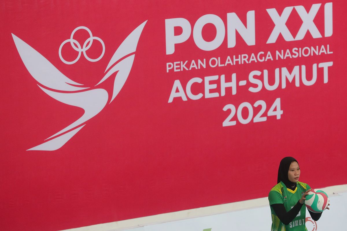 Pebola voli Sumatera Utara bersiap melepas servis saat melawan tim voli Sulawesi tengah (kanan) pada pertandingan fase grup bola voli putri PON XXI Aceh-Sumut 2024 di GOR Bola Voli Indoor Sumut Sport Center, Deli Serdang, Sumatera Utara, Rabu (11/9/2024). PB PON XXI SUMUT/RISKY CAHYADI
