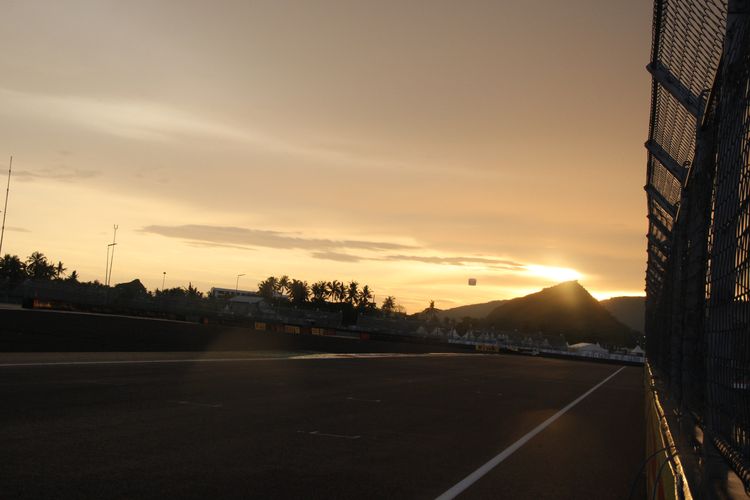 Cahaya sunset yang menyinari Sirkuit Mandalika usai berakhirnya Race 2 kelas World Superbike (WSBK) pada Minggu (21/11/2021).