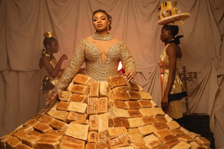 Pakai Gaun Emas dengan 500 Bongkah Roti, Queen Mercy Atang Tampil Nyentrik di AMVCA