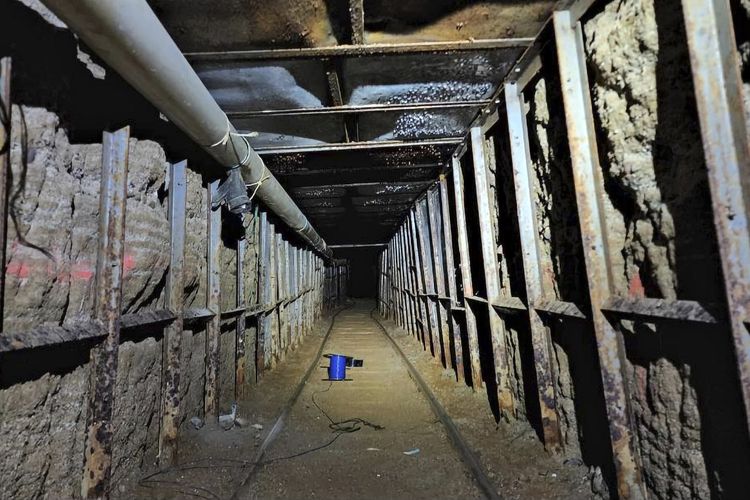 Bagian dalam terowongan yang dipakai untuk menyelundupkan narkoba di bawah perbatasan Amerika Serikat-Meksiko, yang menghubungkan kota Tijuana di Meksiko sampai kawasan San Diego, AS. Temuan terowongan narkotika ini diumumkan pada Minggu (15/5/2022).
