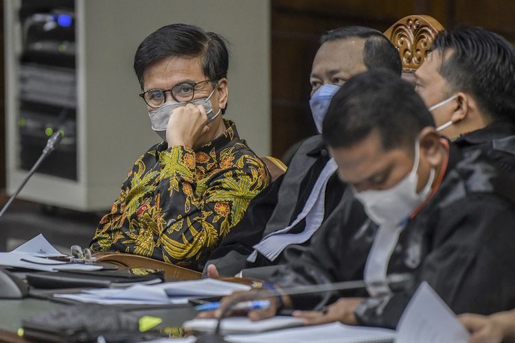 Terdakwa kasus dugaan pengadaan tanah di Munjul yang juga mantan Direktur Utama Perumda Pembangunan Sarana Jaya (PDPSJ) Yoory C. Pinantoan (kiri) menjalani sidang lanjutan di Pengadilan Tipikor, Jakarta, Kamis (20/1/2022). Sidang lanjutan kasus korupsi pengadaan tanah program hunian DP 0 Rupiah itu beragendakan mendengarkan keterangan saksi ahli. ANTARA FOTO/Galih Pradipta/rwa.