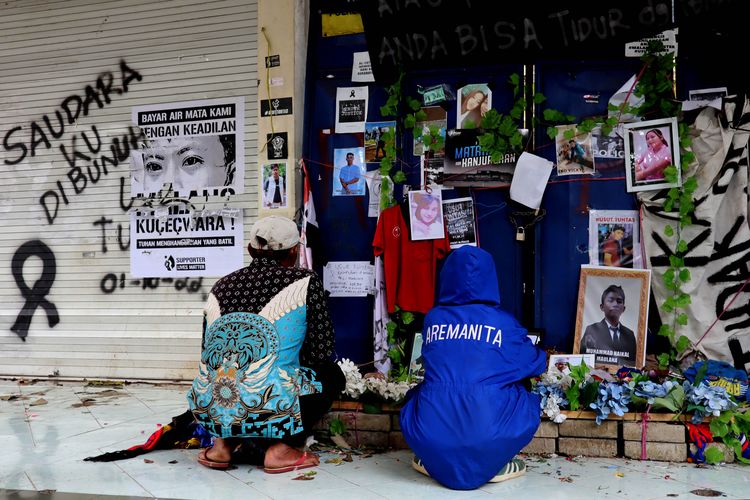 Suasana 100 hari Tragedi Kanjuruhan di Gate 13 Stadion Kanjuruhan Kepanjen, Kabupaten Malang, Minggu (8/1/2023) siang.