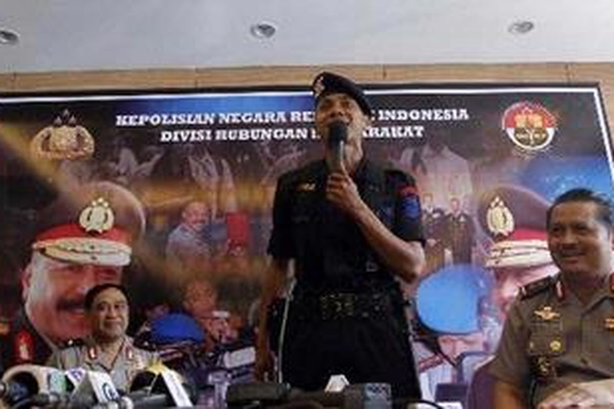 Briptu Norman Kamaru (dua dari kanan) didampingi Kadiv Humas Mabes Polri Irjen Anton Bahrul Alam (kanan), Komandan Kesatuan Brimob Polda Gorontalo AKBP Anang Supena (kiri), dan Karopenmas Mabes Polri Brigjen (Pol) Ketut Untung Yoga (kedua dari kiri), melakukan jumpa pers di Mabes Polri, Jakarta, Jumat (8/4/2011).  