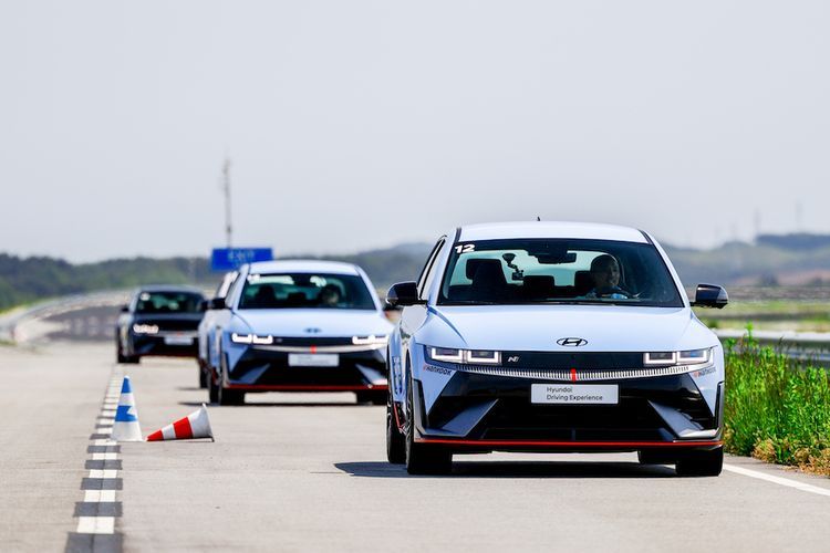 Hyundai Ioniq 5 N di proving ground Hankook di Taean, Korea Selatan. 