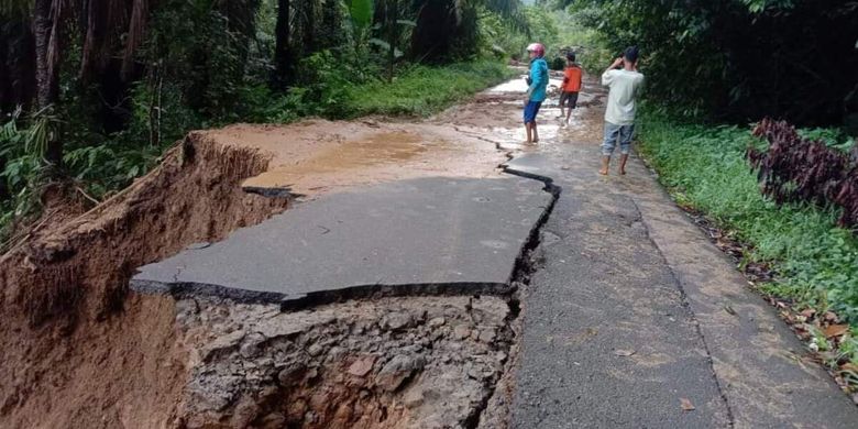 Kondisi jalan yang terdampak longsor di Nagari Kajai, Pasaman Barat, Selasa (1/3/2022)