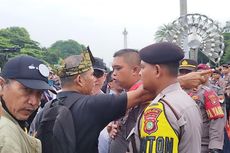 Massa Pro dan Kontra Prabowo-Gibran Didiskualifikasi Saling Lempar Batu di Patung Kuda
