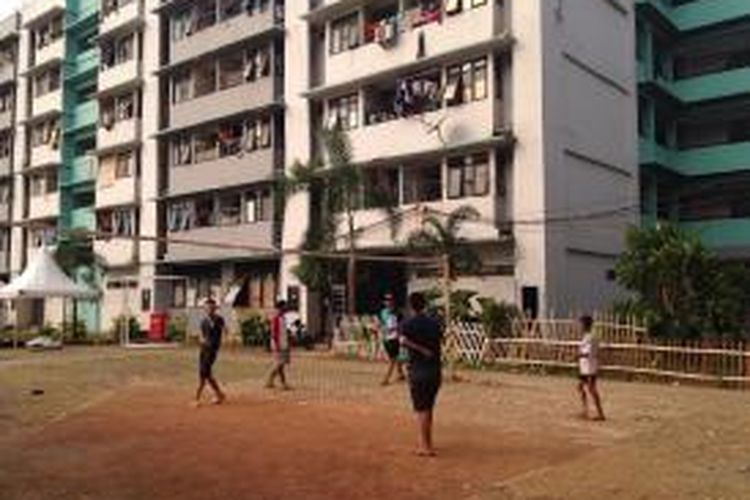 Sejumlah pemuda bermain bola voli di lapangan terbuka yang ada di dalam kompleks rumah susun sederhana sewa (rusunawa) Marunda, Jakarta Utara, Jumat (21/8/2015). Rusunawa ini baru diramaikan warga menjelang sore hari. 