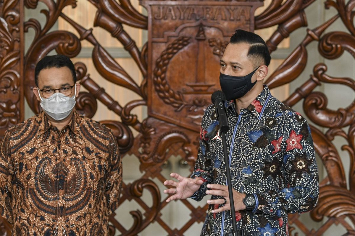 Ketua Umum Partai Demokrat (PD) Agus Harimurti Yudhoyono (kanan) didampingi Gubernur DKI Jakarta Anies Baswedan menyampaikan keterangan kepada awak media saat silaturahmi di Balai Kota DKI Jakarta, Jakarta Pusat, Kamis (6/5/2021). ANTARA FOTO/M Risyal Hidayat/foc.